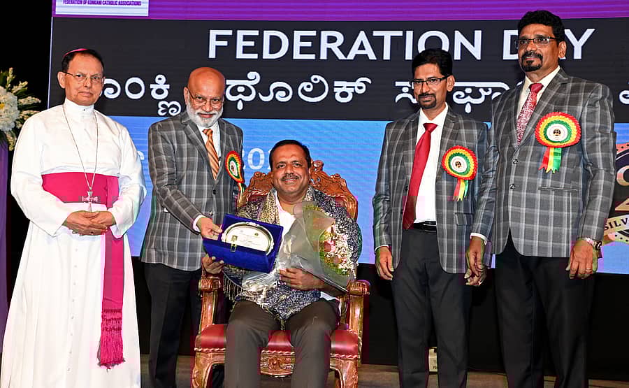 ನಗರದಲ್ಲಿ ಭಾನುವಾರ ನಡೆದ ಫೆಡರೇಷನ್ ಆಫ್ ಕೊಂಕಣಿ ಕಥೋಲಿಕ್ ಅಸೋಸಿಯೇಷನ್ನ ‘ಬೆಳ್ಳಿ ಹಬ್ಬ’ ಹಾಗೂ ಪ್ರಶಸ್ತಿ ಪ್ರದಾನ ಸಮಾರಂಭದಲ್ಲಿ ವಿಧಾನಸಭಾಧ್ಯಕ್ಷ ಯು.ಟಿ.ಖಾದರ್ ಅವರನ್ನು ಸನ್ಮಾನಿಸಲಾಯಿತು. ಬಳ್ಳಾರಿಯ ಬಿಷಪ್ ಹೆನ್ರಿ ಡಿಸೋಜಾ, ಸಿಲ್ವಿಯನ್ ನರೋನ, ಡಾ.ಎಡ್ವರ್ಡ್ ಆನಂದ್ ಡಿಸೋಜಾ, ಆಂಥೋಣಿ ಗೋನ್ಸಾಲ್ವೆಸ್ ಇದ್ದರು -ಪ್ರಜಾವಾಣಿ ಚಿತ್ರ