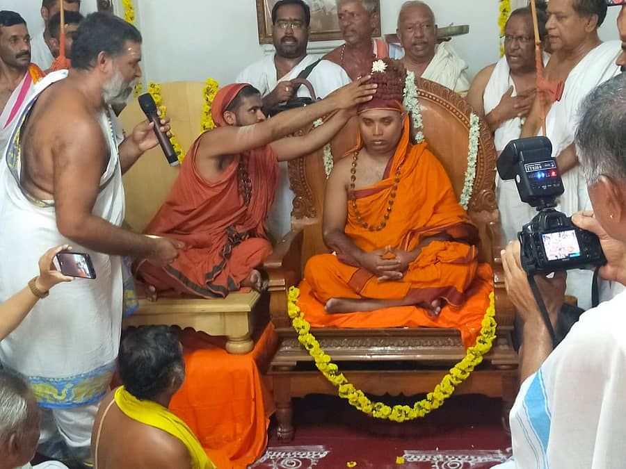 ಆನೆಗುಂದಿ ಮೂಲ ಸಂಸ್ಥಾನದ ಹೊಸಪೇಟೆ ಚಿಂತಾಮಣಿ ಮಠದ ನೂತನ ಪೀಠಾಧಿಪತಿಗಳಾಗಿ ಶಿವಾನಂದಭಾರತೀ ಚಿಂತಾಮಣಿ ಮಹಾಸ್ವಾಮೀಜಿ ಅವರಿಗೆ ನೆಲಮಾವು ಮಠದ ಜಗದ್ಗುರು ಮಾಧವಾನಂದ ಶ್ರೀಗಳು ರುದ್ರಾಕ್ಷಿ ಕಿರೀಟಧಾರಣೆ ಮಾಡಿದರು