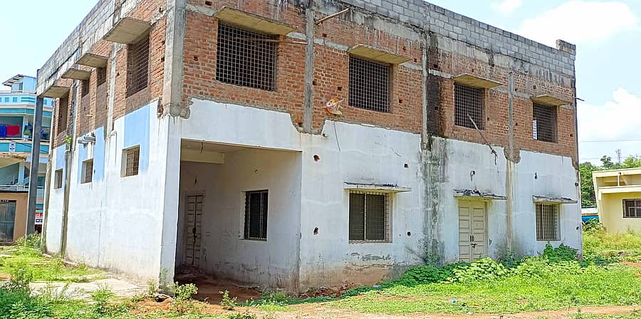 ವಿಜಯಪುರ ಪಟ್ಟಣದಲ್ಲಿ ಅರ್ಧಕ್ಕೆ ಕಾಮಗಾರಿ ನಿಂತಿರುವ ಜಿಲ್ಲಾ ಕನ್ನಡ ಸಾಹಿತ್ಯ ಪರಿಷತ್ತು ಕಟ್ಟಡ