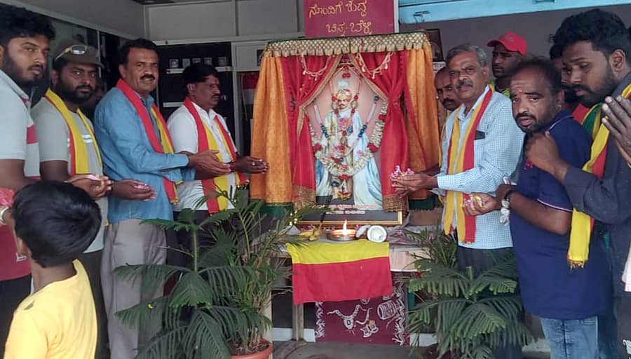 ಶ್ರೀರಂಗಪಟ್ಟಣ ತಾಲ್ಲೂಕಿನ ಅರಕೆರೆ ಗ್ರಾಮದಲ್ಲಿ ಭಾನುವಾರ ಕನ್ನಡ ಸಾಹಿತ್ಯ ಪರಿಷತ್‌ ತಾಲ್ಲೂಕು ಘಟಕ ಮತ್ತು ಅರಕೆರೆ ಹೋಬಳಿ ಘಟಕ ಏರ್ಪಡಿಸಿದ್ದ ನಾಲ್ವಡಿ ಕೃಷ್ಣರಾಜ ಒಡೆಯರ್‌ ಅವರ 140ನೇ ಜಯಂತಿಯಲ್ಲಿ ನಾಲ್ವಡಿಯವರ ಭಾವಚಿತ್ರಕ್ಕೆ ಪುಷ್ಪ ನಮನ ಸಲ್ಲಿಸಲಾಯಿತು