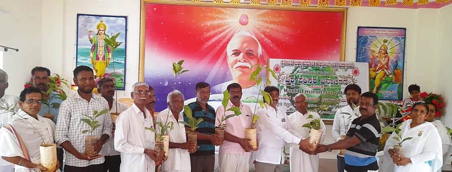 ಕೊಣನೂರಿನ ಪ್ರಜಾಪಿತ ಬ್ರಹ್ಮಾಕುಮಾರಿ ಈಶ್ವರೀಯ ವಿಶ್ವವಿದ್ಯಾಲಯದ ವತಿಯಿಂದ ಪರಿಸರ ದಿನದ ಅಂಗವಾಗಿ ಸಾರ್ವಜನಿಕರಿಗೆ ಉಚಿತವಾಗಿ ಸಸಿಗಳನ್ನು ವಿತರಿಸಲಾಯಿತು.