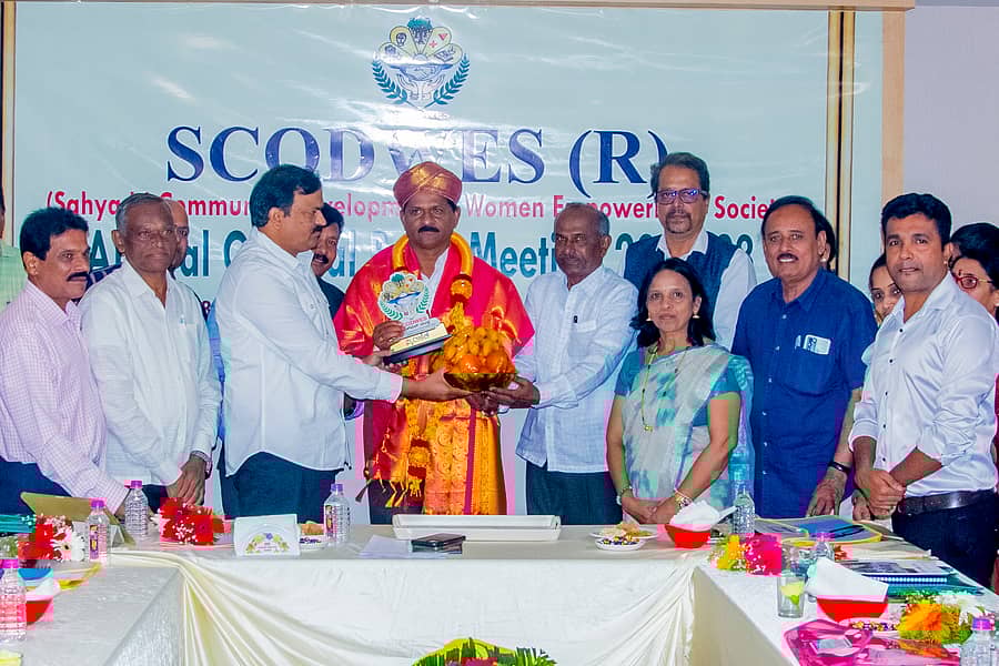 ಶಿರಸಿಯಲ್ಲಿ ಸ್ಕೊಡ್ ವೆಸ್ ಸಂಸ್ಥೆ ವತಿಯಿಂದ ಶಾಸಕ ಭೀಮಣ್ಣ ನಾಯ್ಕ ಅವರನ್ನು ಸನ್ಮಾನಿಸಲಾಯಿತು. ಹಿ.ಚಿ. ಬೋರಲಿಂಗಯ್ಯ, ವೆಂಕಟೇಶ ನಾಯ್ಕ, ಸರಸ್ವತಿ ರವಿ, ರಿಯಾಜ್ ಸಾಗರ, ಆರ್.ವಾಸುದೇವ ಇದ್ದಾರೆ