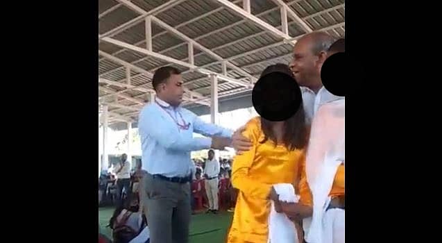 ಗೌರಿಶಂಕರ್ ಬಿಸೆನ್ ಅವರು ಅಪ್ರಾಪ್ತ ವಯಸ್ಸಿನ ಬಾಲಕಿಯರಿಬ್ಬರನ್ನು ಅಪ್ಪಿಕೊಂಡಿರುವುದು 