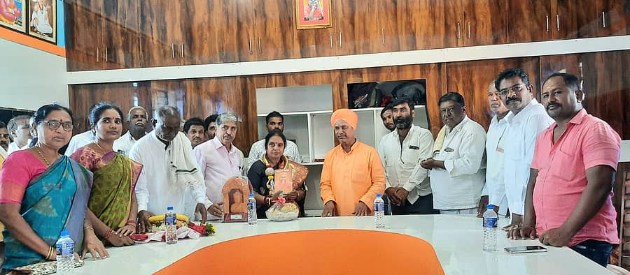 ಅರಸೀಕೆರೆ ಗ್ರಾಮದ ಕೋಲಶಾಂತೇಶ್ವರ ಮಠಕ್ಕೆ ಶಾಸಕಿ ಎಂ.ಪಿ. ಲತಾ ಮಲ್ಲಿಕಾರ್ಜುನ್ ಭೇಟಿ ನೀಡಿ ಶಾಂತಲಿಂಗ ದೇಶಿಕೇಂದ್ರ ಸ್ವಾಮೀಜಿ ಅವರಿಗೆ ಕೃತಜ್ಞತೆ ಸಲ್ಲಿಸಿದರು