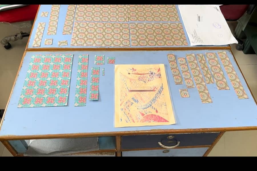 ‘ಡಾರ್ಕ್‌ನೆಟ್‌’ ಬಳಸಿ ಡ್ರಗ್ಸ್‌ ಕಳ್ಳಸಾಗಣೆ ನಡೆಸುತ್ತಿದ್ದ ಜಾಲವನ್ನು ಭೇದಿಸಿರುವ ಎನ್‌ಸಿಬಿ 15 ಸಾವಿರ ಎಲ್‌ಎಸ್‌ಡಿ ಹಾಳೆಗಳನ್ನು ವಶಪಡಿಸಿಕೊಂಡಿದೆ –ಪಿಟಿಐ ಚಿತ್ರ
