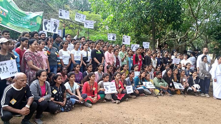 ಮೈಸೂರಿನ ಕುಕ್ಕರಹಳ್ಳಿ ಕೆರೆ ಆವರಣದಲ್ಲಿ ಸರಸ್ವತಿಪುರಂನ ಬ್ರಹ್ಮಕುಮಾರಿ ಸಂಸ್ಥೆ ಆಯೋಜಿಸಿದ್ದ ‘ಶಾಂತಿ ನಡಿಗೆ’ಯಲ್ಲಿ ಭಾಗವಹಿಸಿದ್ದ ಯುವಜನರು. ಕವೀಶ್ ಗೌಡ, ಡಾ.ಅನಿಲ್ ಥಾಮಸ್, ಮಂಜುಳಾ ಇದ್ದಾರೆ