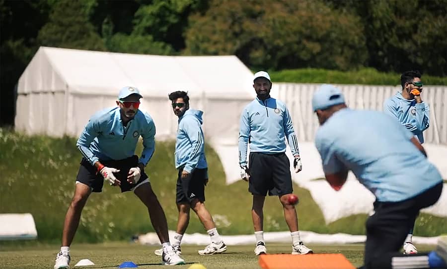 ಫೀಲ್ಡಿಂಗ್ ಅಭ್ಯಾಸನಿರತ ಭಾರತ ತಂಡದ ಆಟಗಾರರಾದ ಅಕ್ಷರ್ ಪಟೇಲ್, ಶಾರ್ದೂಲ್ ಠಾಕೂರ್ ಮತ್ತು ಚೇತೇಶ್ವರ್ ಪೂಜಾರ  –ಪಿಟಿಐ ಚಿತ್ರ