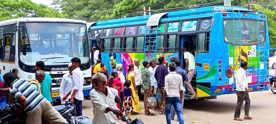 ವಿಜಯಪುರ ಪಟ್ಟಣದ ಬಸ್ ನಿಲ್ದಾಣದಲ್ಲಿ ಪ್ರಯಾಣಿಕರಿಗಾಗಿ ಕಾಯುತ್ತಿದ್ದ ಖಾಸಗಿ ಬಸ್ ಹಾಗೂ ಬಿಎಂಟಿಸಿ ಬಸ್