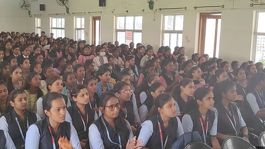 ಹಾಸನದ ಎವಿ ಕಾಂತಮ್ಮ ಮಹಿಳಾ ಕಾಲೇಜಿನಲ್ಲಿ ನಡೆದ ಉದ್ಯೋಗ ಮೇಳದಲ್ಲಿ ಭಾಗವಹಿಸಿದ್ದ ವಿದ್ಯಾರ್ಥಿನಿಯರು