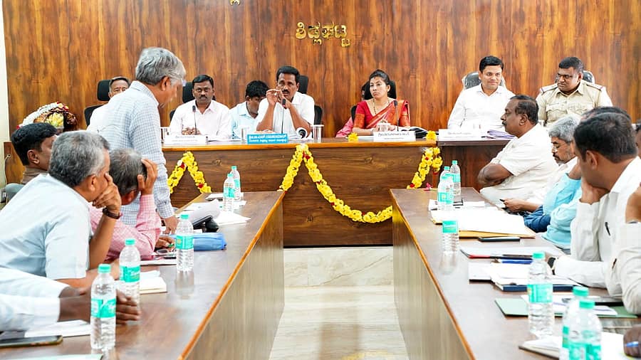 ಶಿಡ್ಲಘಟ್ಟದ ತಾಲ್ಲೂಕು ಪಂಚಾಯಿತಿ ಸಭಾಂಗಣದಲ್ಲಿ ನಡೆದ ಪ್ರಗತಿ ಪರಿಶೀಲನಾ ಸಭೆಯಲ್ಲಿ ಶಾಸಕ ಬಿ.ಎನ್.ರವಿಕುಮಾರ್ ಮಾತನಾಡಿದರು