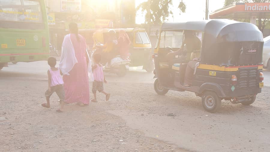ಹಳೇ ಹುಬ್ಬಳ್ಳಿಯ ಇಂಡಿಪಂಪ್ ಬಳಿಯ ಹಾಳಾದ ರಸ್ತೆಯ ಧೂಳಿನ ನಡುವೆಯೇ ಮಹಿಳೆಯೊಬ್ಬರು ಮಕ್ಕಳನ್ನು ಕರೆದೊಯ್ಯುತ್ತಿರುವುದು