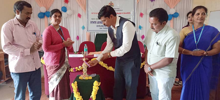 ಸೋಮವಾರಪೇಟೆ ಯಡೂರು ಗ್ರಾಮದ ಸರ್ಕಾರಿ ಬಿಟಿಸಿಜಿ ಪ್ರಥಮ ದರ್ಜೆ ಕಾಲೇಜಿನಲ್ಲಿ ಮಂಗಳವಾರ ನಡೆದ ವಿಪತ್ತು ನಿರ್ವಹಣೆಯ ರಾಜ್ಯಮಟ್ಟದ ಕಾರ್ಯಾಗಾರವನ್ನು ಸುಳ್ಯದ ನೆಹರೂ ಮೆಮೋರಿಯಲ್ ಕಾಲೇಜಿನ ಪ್ರಾಂಶುಪಾಲ ಎಂ.ಎಂ. ರುದ್ರಕುಮಾರ್ ಉದ್ಘಾಟಿಸಿದರು