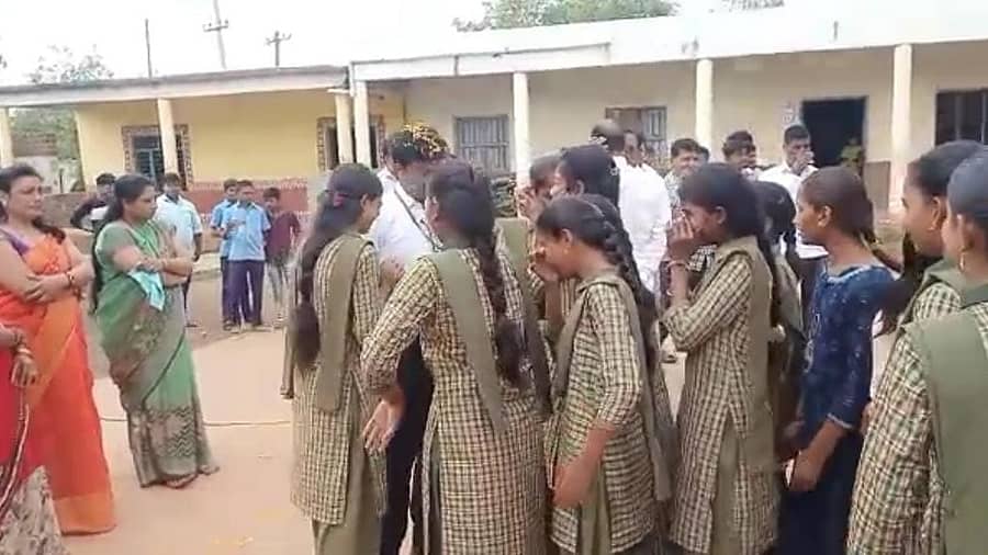 ಖಟಕಚಿಂಚೋಳಿ ಸಮೀಪದ ದಾಡಗಿ ಗ್ರಾಮದ ಸರ್ಕಾರಿ ಪ್ರೌಢಶಾಲೆಯಲ್ಲಿ ಚಿತ್ರಕಲೆ ಶಿಕ್ಷಕ ಗಿಪ್ಸನ್ ವರ್ಗಾವಣೆಗೊಂಡ ಕಾರಣ ವಿದ್ಯಾರ್ಥಿಗಳು ಕಣ್ಣೀರಾದರು