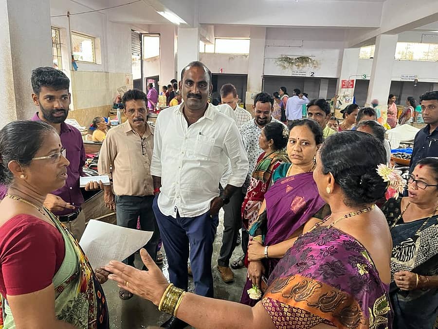 ಉಡುಪಿ ನಗರದ ಮಹಿಳಾ ಹೈಟೆಕ್ ಮೀನುಮಾರುಕಟ್ಟೆಗೆ ಉಡುಪಿ ಶಾಸಕ ಯಶ್ಪಾಲ್ ಸುವರ್ಣ ನಗರಸಭೆಯ ಅಧಿಕಾರಿಗಳೊಂದಿಗೆ ಭೇಟಿ ನೀಡಿ, ಮೀನುಗಾರ ಮಹಿಳೆಯರಿಂದ ಮನವಿಯನ್ನು ಸ್ವೀಕರಿಸಿದರು.