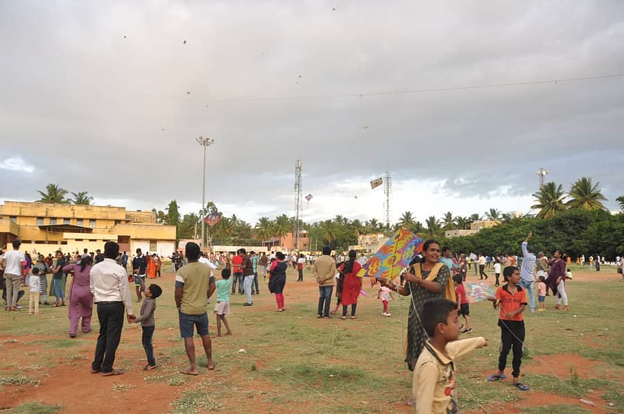 ಸಾರ್ವಜನಿಕರು ಗಾಳಿಪಟ ಹಾರಿಸಿದರು