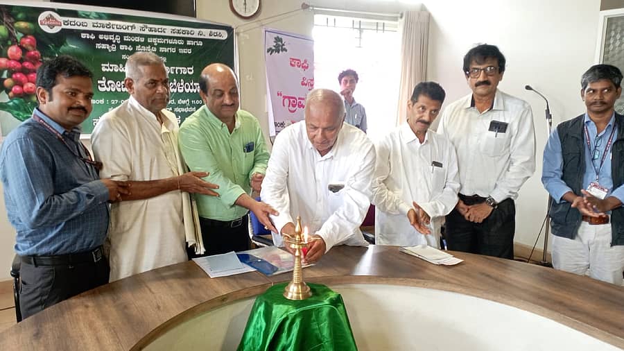 ಅಡಿಕೆ ತೋಟದಲ್ಲಿ ಉಪಬೆಳೆಯಾಗಿ ಕಾಫಿ ಕುರಿತ ಮಾಹಿತಿ ಕಾರ್ಯಾಗಾರವನ್ನು ಸೀತಾರಾಮ ಹೆಗಡೆ ನೀರ್ನಳ್ಳಿ ಉದ್ಘಾಟಿಸಿದರು. ಶಂಭುಲಿಂಗ ಹೆಗಡೆ, ವಿಜಯೇಂದ್ರ ಹೆಗಡೆ, ರಾಜೇಂದ್ರ ಜೋಶಿ, ವಿಶ್ವೇಶ್ವರ ಭಟ್ ಇತರರಿದ್ದರು.