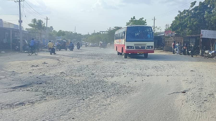 ಗಂಗಾವತಿ ನಗರದಲ್ಲಿ ದುರಸ್ತಿಗೆ ಕಾದಿರುವ ರಸ್ತೆಯ ನೋಟ