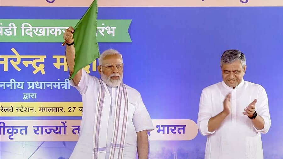 ಹೊಸ ಐದು ವಂದೇ ಭಾರತ್ ರೈಲುಗಳಿಗೆ ಭೋಪಾಲ್ನಿಂದ ಚಾಲನೆ ನೀಡಿದ ಪ್ರಧಾನಿ ಮೋದಿ