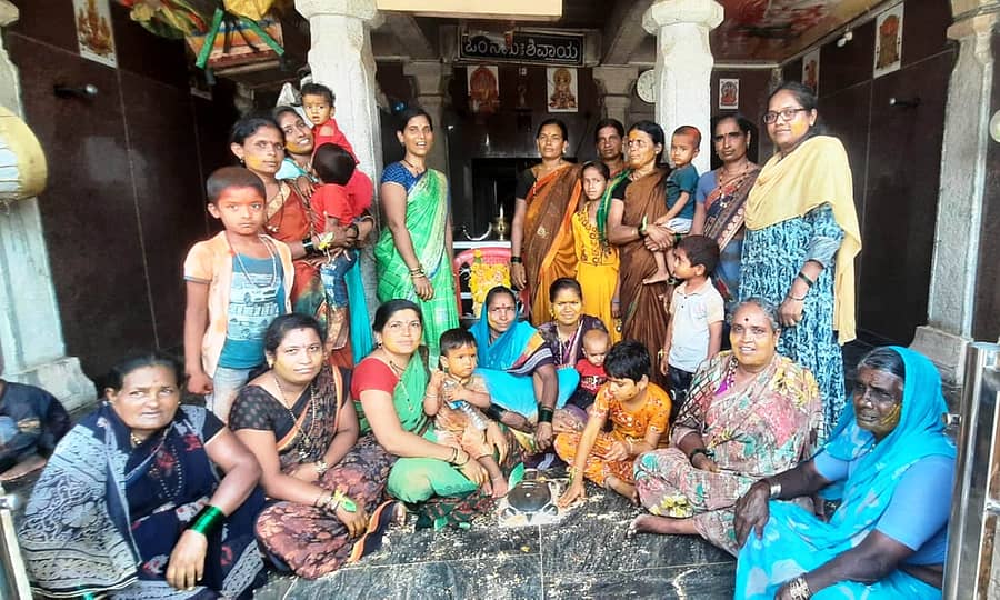 ಲೋಕಾಪುರ ಸಮೀಪದ ವರ್ಚಗಲ್ ಗ್ರಾಮದಲ್ಲಿ ಮಳೆಗಾಗಿ ಗೊಂಬೆಗಳ ಮದುವೆ ಮಾಡಲಾಯಿತು