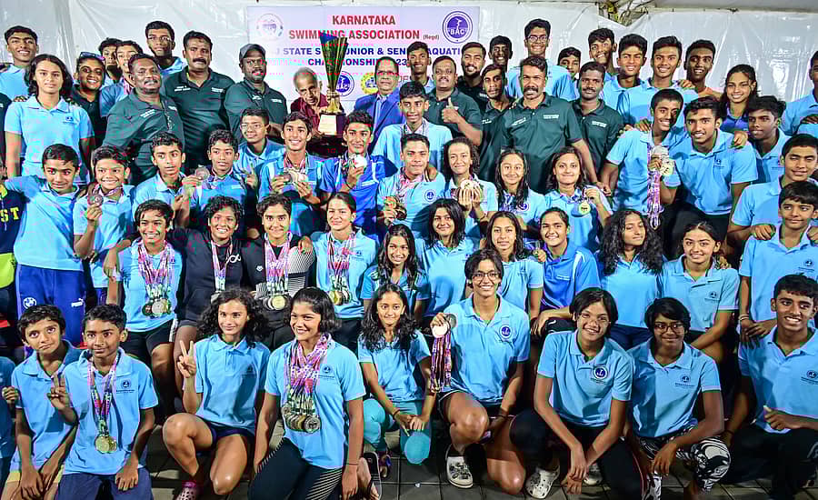 ಸಮಗ್ರ ಪ್ರಶಸ್ತಿ ಜಯಿಸಿದ ಬಸವನಗುಡಿ ಈಜುಕೇಂದ್ರದ ತಂಡ –ಪ್ರಜಾವಾಣಿ ಚಿತ್ರ