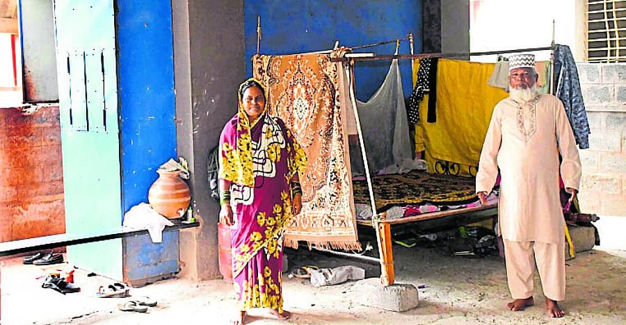 ಧಾರವಾಡದ ಕೊಪ್ಪದಕೇರಿಯ ವಿಲ್ಲಾವೊಂದರ ಪಾರ್ಕಿಂಗ್ ಜಾಗದಲ್ಲಿ ನಬೀಸಾಬ್ ಮತ್ತು ಪತ್ನಿ ಶಕೀನಾ ಆಶ್ರಯ ಪಡೆದಿರುವುದು –ಪ್ರಜಾವಾಣಿ ಚಿತ್ರ/ ಬಿ.ಎಂ.ಕೇದಾರನಾಥ