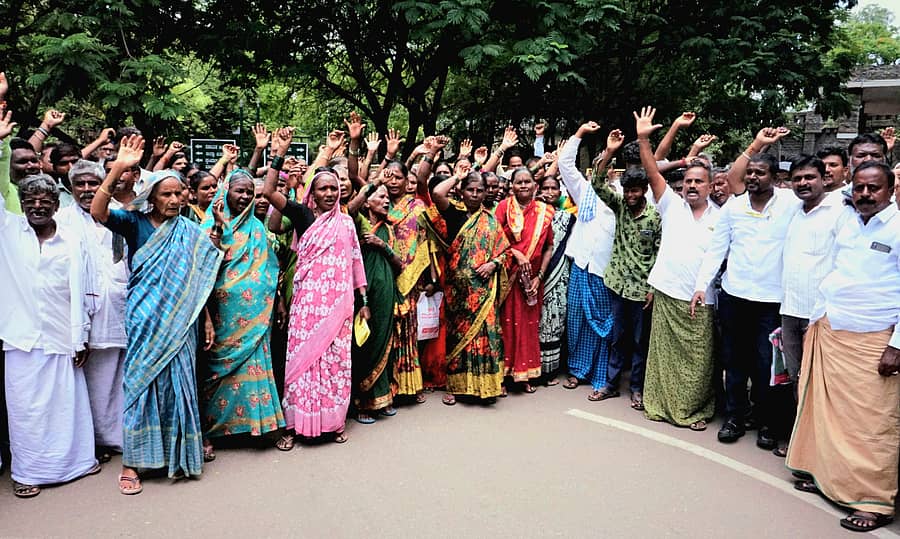 ಬಳ್ಳಾರಿ ತಾಲ್ಲೂಕಿನ ವಿವಿಧ ಗ್ರಾಮಗಳಲ್ಲಿ ವಶಪಡಿಸಿಕೊಂಡಿರುವ ಜಮೀನು ವಾ‍‍‍ಪಸ್‌ ಕೊಡುವಂತೆ ಆಗ್ರಹಿಸಿ ರೈತರು ಶುಕ್ರವಾರ ಜಿಲ್ಲಾಧಿಕಾರಿ ಕಚೇರಿ ಮುಂದೆ ಪ್ರತಿಭಟನೆ ನಡೆಸಿದರು
