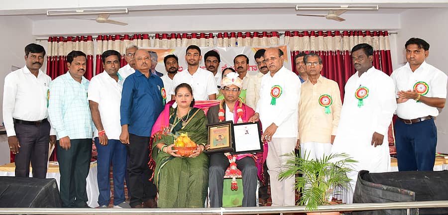 ಕಲಬುರಗಿ ನಗರದ ಕಸ್ತೂರಬಾಯಿ ಬುಳ್ಳಾ ಸಾಂಸ್ಕೃತಿಕ ಸಭಾ ಭವನದಲ್ಲಿ ನಡೆದ ಕಾರ್ಯಕ್ರಮದಲ್ಲಿ ಪ್ರಾಧ್ಯಾಪಕ ಡಾ. ವೈ.ಎಚ್.ನಾಯಕವಾಡಿ ಅವರಿಗೆ ರಾಜ್ಯ ಮಟ್ಟದ ‘ಸ್ನೇಹ ಶ್ರೀ’ ಪ್ರಶಸ್ತಿ ಪ್ರದಾನ ಮಾಡಲಾಯಿತು