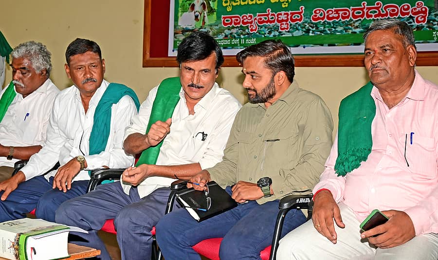 ರಾಜ್ಯ ರೈತ ಸಂಘಟನೆಗಳ ಒಕ್ಕೂಟದ ರಾಜ್ಯಾಧ್ಯಕ್ಷ ಕುರುಬೂರು ಶಾಂತಕುಮಾರ್ ಅಧ್ಯಕ್ಷತೆಯಲ್ಲಿ ‘ಗೋ ಹತ್ಯೆ ನಿಷೇಧ ಕಾನೂನು ಉಳಿಯಲಿ ಗೋವಿನ ಸಂತತಿ ಬೆಳೆಯಲಿ" ವಿಚಾರಗೋಷ್ಠಿ ಹಮ್ಮಿಕೊಳ್ಳಲಾಯಿತು -ಪ್ರಜಾವಾಣಿ ಚಿತ್ರ