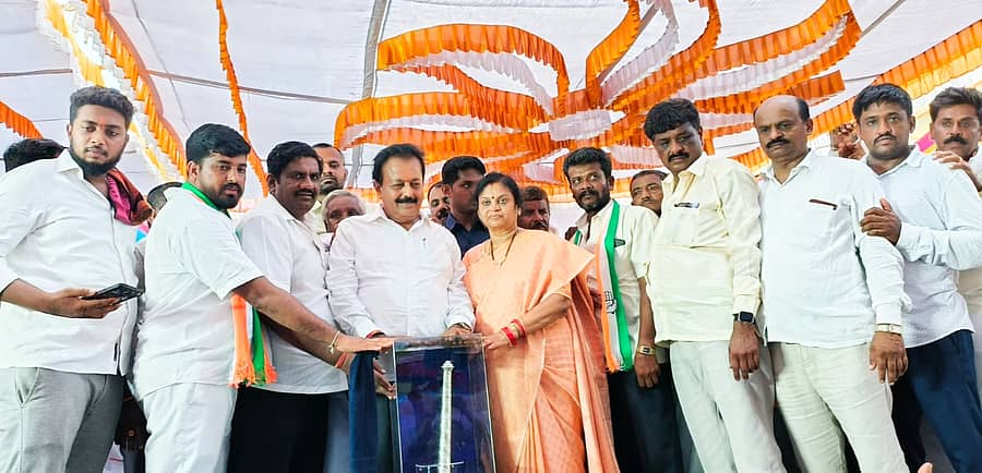 ನಾಗಮಂಗಲ ಪಟ್ಟಣದ ಸೌಮ್ಯಕೇಶವಸ್ವಾಮಿ ದೇವಾಲಯದ ಆವರಣದಲ್ಲಿ ಆಯೋಜಿಸಿದ್ದ ಕೃತಜ್ಞತಾ ಸಮಾರಂಭ ಮತ್ತು ನೂತನ ಸಚಿವರಿಗೆ ಅಭಿನಂದನಾ ಸಮಾರಂಭದಲ್ಲಿ ವಿವಿಧ ಹಿಂದುಳಿದ ವರ್ಗಗಳ ಮುಖಂಡರು ಸಚಿವ ಚಲುವರಾಯಸ್ವಾಮಿ ಅವರಿಗೆ ಬೆಳ್ಳಿಗದೆ ನೀಡಿ ಸನ್ಮಾನಿಸಿದರು. ಧನಲಕ್ಷ್ಮಿ ಚಲುವರಾಯಸ್ವಾಮಿ ಇದ್ದರು.