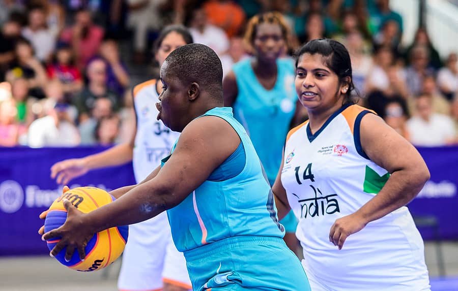 ಬರ್ಲಿನ್ನಲ್ಲಿ ನಡೆದ ವಿಶೇಷ ಒಲಿಂಪಿಕ್ಸ್ ವಿಶ್ವ ಬೇಸಿಗೆ ಕ್ರೀಡಾಕೂಟದ 3X3 ಬ್ಯಾಸ್ಕೆಟ್ಬಾಲ್ನಲ್ಲಿ ಐವರಿ ಕೋಸ್ಟ್ ಮತ್ತು ಭಾರತದ ಆಟಗಾರರು ಪೈಪೋಟಿ ನಡೆಸಿದರು –ಎಎಫ್ಪಿ ಚಿತ್ರ