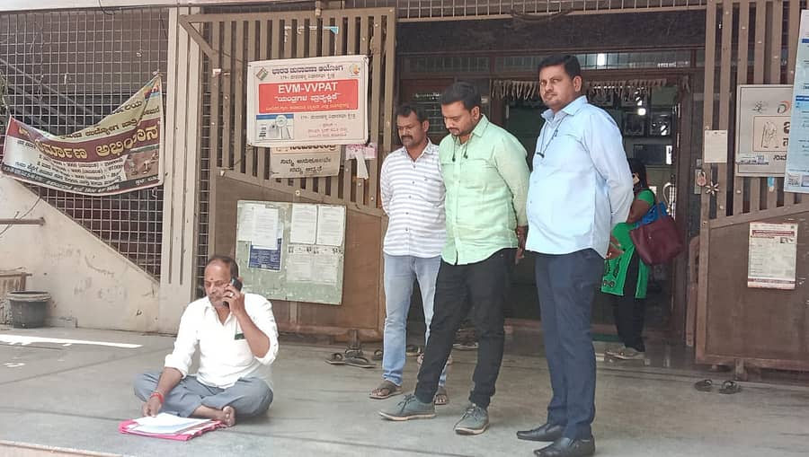 ದೇವನಹಳ್ಳಿಯ ಬೂದಿಗೆರೆ ಪಂಚಾಯಿತಿ ಎದುರು ಕೋರ್ಟ್‌ ಆದೇಶ ಪಾಲಿಸುವಂತೆ ಒತ್ತಾಯಿಸಿ ಪ್ರತಿಭಟನೆ ನಡೆಸುತ್ತಿರುವ ಹಿರಿಯ ಪಾಪಣ್ಣ