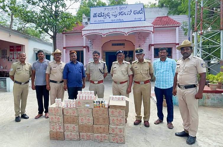 ತೆಕ್ಕಲಕೋಟೆ ಸಮೀಪದ ಹಚ್ಚೋಳ್ಳಿ ಪೊಲೀಸ್ ಠಾಣಾ ವ್ಯಾಪ್ತಿಯ ಚಳ್ಳೆಕೂಡ್ಲೂರು ಗ್ರಾಮದಲ್ಲಿ ಪೊಲೀಸರು ಮದ್ಯದ ಬಾಕ್ಸ್ಗಳನ್ನು ವಶಪಡಿಸಿಕೊಂಡಿದ್ದಾರೆ