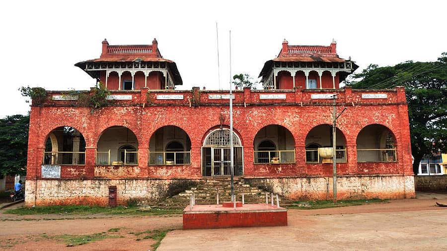 ಸವಣೂರು ಪಟ್ಟಣದ ಮಧ್ಯ ಭಾಗದಲ್ಲಿ ನವೀಕರಣಗೊಂಡಿರುವ ನವಾಬರ ಹಳೆಯ ಅರಮನೆ