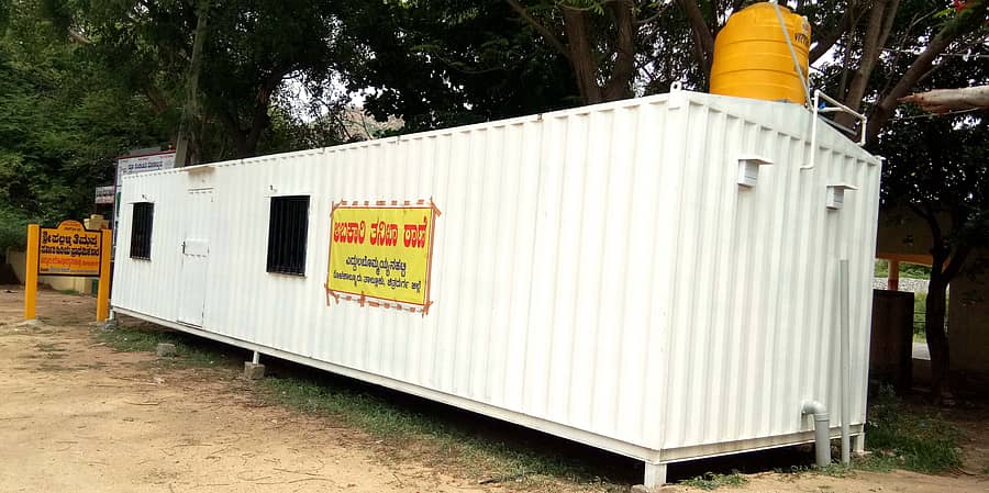 ಮೊಳಕಾಲ್ಮುರು ತಾಲ್ಲೂಕಿನ ಸೀಮಾಂಧ್ರ ಗಡಿಯ ಎದ್ದಲ ಬೊಮ್ಮಯ್ಯನಹಟ್ಟಿಯಲ್ಲಿ ಸ್ಥಾಪಿಸಿರುವ ಅಬಕಾರಿ ತನಿಖಾ ಠಾಣೆ