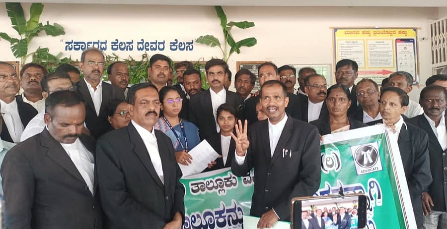 ಶಿರಾವನ್ನು ಜಿಲ್ಲಾ ಕೇಂದ್ರವನ್ನಾಗಿ ಘೋಷಿಸುವಂತೆ ಒತ್ತಾಯಿಸಿ ಮಂಗಳವಾರ ಶಿರಾ ತಾಲ್ಲೂಕು ವಕೀಲರ ಸಂಘದಿಂದ ತಹಶೀಲ್ದಾರ್ ಅವರಿಗೆ ಮನವಿ ಸಲ್ಲಿಸಲಾಯಿತು