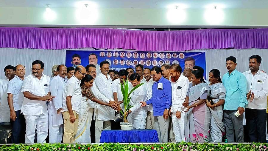 ಅಕ್ಕಿಆಲೂರಿನಲ್ಲಿ ಬ್ಲಾಕ್ ಕಾಂಗ್ರೆಸ್ ಆಯೋಜಿಸಿದ್ದ ಮತದಾರರಿಗೆ ಹಾಗೂ ಕಾರ್ಯಕರ್ತರಿಗೆ ಅಭಿನಂದನಾ ಸಮಾರಂಭವನ್ನು ಶಾಸಕ ಶ್ರೀನಿವಾಸ ಮಾನೆ ಉದ್ಘಾಟಿಸಿದರು