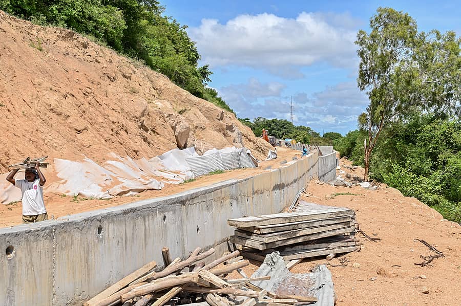 ಮೈಸೂರಿನ ಚಾಮುಂಡಿಬೆಟ್ಟದ ‘ನಂದಿ’ ಮಾರ್ಗದ ರಸ್ತೆಯಲ್ಲಿ ಭೂಕುಸಿತ ಉಂಟಾಗಿದ್ದ ಸ್ಥಳದಲ್ಲಿ ಮರುನಿರ್ಮಾಣ ಕಾಮಗಾರಿ ಪ್ರಗತಿಯಲ್ಲಿದೆ –ಪ್ರಜಾವಾಣಿ ಚಿತ್ರ/ ಅನೂಪ್ ರಾಘ್. ಟಿ.