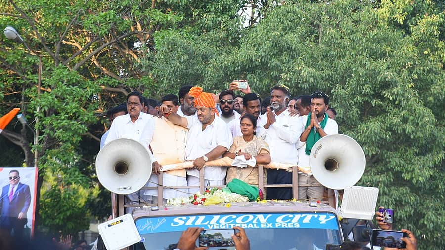 ಗಣಿ, ಭೂವಿಜ್ಞಾನ ಹಾಗೂ ತೋಟಗಾರಿಕೆ ಸಚಿವರಾಗಿ ಜಿಲ್ಲೆಗೆ ಆಗಮಿಸಿದ ಎಸ್. ಎಸ್.ಮಲ್ಲಿಕಾರ್ಜುನ್ ಅವರನ್ನು ಸ್ವಾಗತಿಸಲಾಯಿತು.