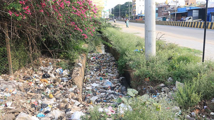 ಚಾಮರಾಜನಗರದ ಸಂತೇಮರಹಳ್ಳಿ ರಸ್ತೆಯ ಪುಟ್ಟಮ್ಮಣ್ಣಿ ಉದ್ಯಾನದ ಬಳಿ ಚರಂಡಿಯು ಪ್ಲಾಸ್ಟಿಕ್ ತ್ಯಾಜ್ಯದಿಂದ ಕಟ್ಟಿಕೊಂಡಿರುವುದು
