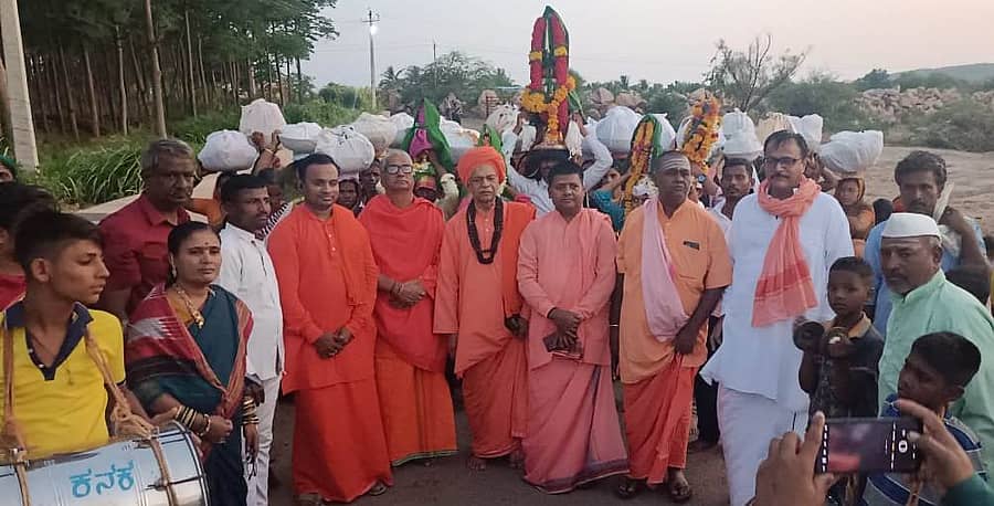 ಬಿಲ್ ಕೆರೂರ ಗ್ರಾಮದಲ್ಲಿ ಶುಕ್ರವಾರ ಗ್ರಾಮಸ್ಥರು ಬುತ್ತಿರೊಟ್ಟಿ ಮಾಡಿಕೊಂಡು ತಲೆಯ ಮೇಲೆ ಹೊತ್ತು ಮೆರವಣಿಗೆ ಮೂಲಕ ಬಿಲ್ವಾಶ್ರಮ ಹಿರೇಮಠಕ್ಕೆ ಬಂದರು.