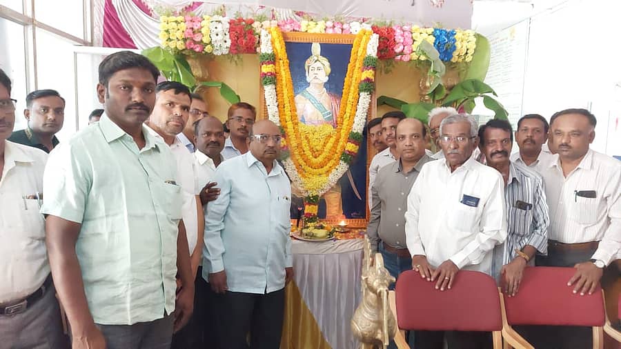 ಮಧುಗಿರಿ ತಾಲ್ಲೂಕು ಕಚೇರಿಯಲ್ಲಿ ಮಂಗಳವಾರ ಕೆಂಪೇಗೌಡ ಜಯಂತಿ ಆಚರಿಸಲಾಯಿತು