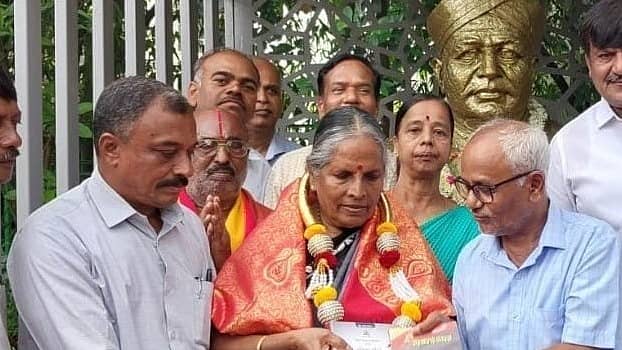 ಕಾರ್ಯಕ್ರಮದಲ್ಲಿ ಇಂದಿರಾ ಹೆಗ್ಗಡೆ ಅವರನ್ನು ವ.ಚ. ಚನ್ನೇಗೌಡ ಹಾಗೂ ರಾ.ನಂ. ಚಂದ್ರಶೇಖರ ಸನ್ಮಾನಿಸಿದರು.