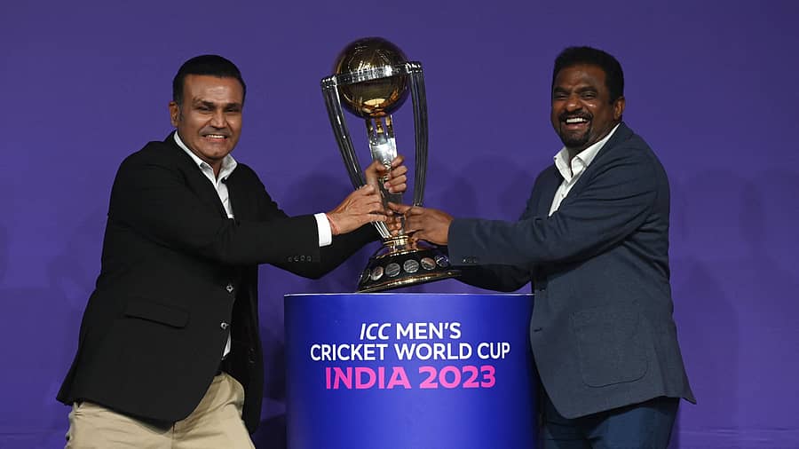 ಮುಂಬೈನಲ್ಲಿ ಮಂಗಳವಾರ ನಡೆದ 2023ರ ಏಕದಿನ ಕ್ರಿಕೆಟ್ ವಿಶ್ವಕಪ್ ಟೂರ್ನಿಯ ವೇಳಾಪಟ್ಟಿ ಬಿಡುಗಡೆ ಕಾರ್ಯಕ್ರಮದಲ್ಲಿ ಟ್ರೋಫಿಯನ್ನು ಪ್ರದರ್ಶಿದಿದ ಮಾಜಿ ಕ್ರಿಕೆಟಿಗರಾದ ಭಾರತದ ವೀರೇಂದ್ರ ಸೆಹ್ವಾಗ್ ಮತ್ತು ಶ್ರೀಲಂಕಾದ ಮುತ್ತಯ್ಯ ಮುರಳೀಧರನ್  
