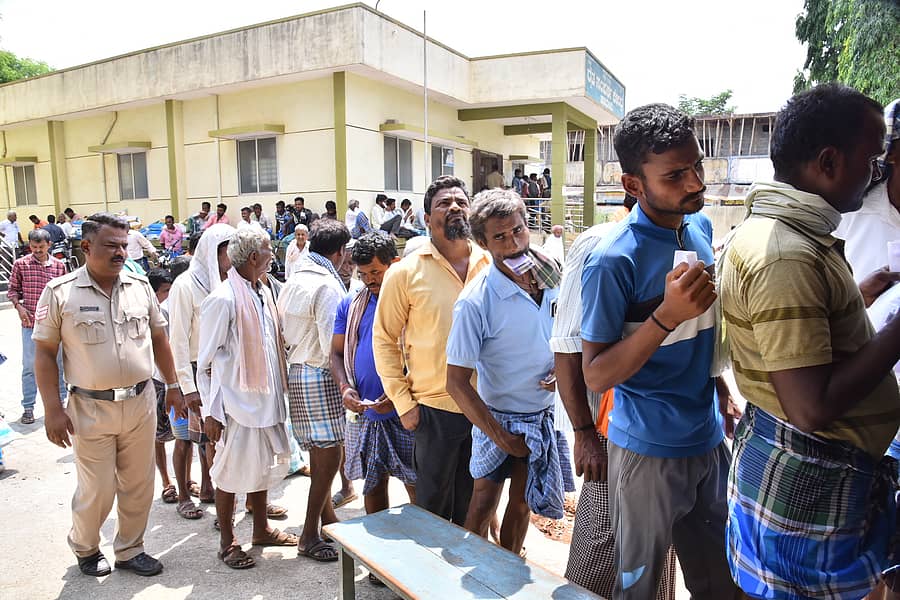 ಹಾವೇರಿ ನಗರದ ರೈತ ಸಂಪರ್ಕ ಕೇಂದ್ರದ ಮುಂಭಾಗ ಶುಕ್ರವಾರ ಬಿತ್ತನೆ ಬೀಜ ಮತ್ತು ರಸಗೊಬ್ಬರ ಖರೀದಿಗೆ ಸರದಿ ಸಾಲಿನಲ್ಲಿ ರೈತರು ನಿಂತಿರುವುದು