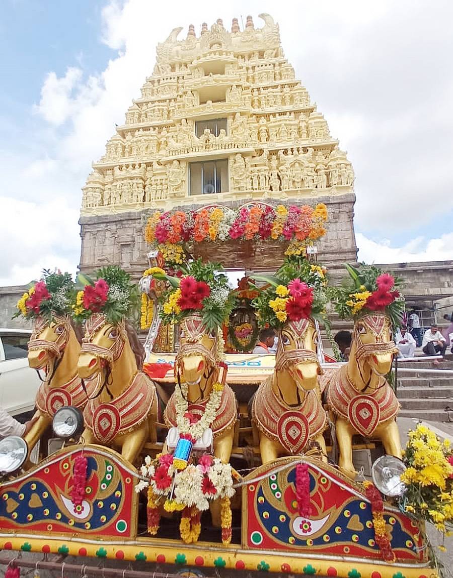 ಬೇಲೂರಿನ ರುಕ್ಮಿಣಿ ಪಾಂಡುರಂಗಸ್ವಾಮಿ ದೇಗುಲದ ದಿಂಢಿ ಉತ್ಸವದ ಅಂಗವಾಗಿ  ದೇವರ  ಉತ್ಸವ ಮೂರ್ತಿಯನ್ನು ಪಟ್ಟಣದ ಪ್ರಮುಖ ಬೀದಿಗಳಲ್ಲಿ ಮೆರವಣಿಗೆ  ಮಾಡಲಾಯಿತು.