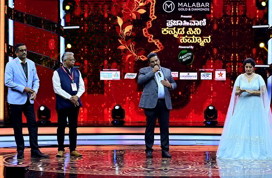 ಪುನೀತ್ ಸ್ಮರಣೆ ಕಾರ್ಯಕ್ರಮದಲ್ಲಿ ಮಲಬಾರ್ ಗೋಲ್ಡ್ ಆ್ಯಂಡ್ ಡೈಮಂಡ್ಸ್ ಪ್ರಾದೇಶಿಕ ಮುಖ್ಯಸ್ಥ ಸರ್ಫುದ್ದೀನ್ ಮಾತನಾಡಿದರು. ಟಿಪಿಎಂಎಲ್ ಸಿಇಒ ಸೀತಾರಾಮನ್ ಶಂಕರ್, ಪ್ರಜಾವಾಣಿ ಕಾರ್ಯನಿರ್ವಾಹಕ ಸಂಪಾದಕ ರವೀಂದ್ರ ಭಟ್ಟ ಇದ್ದರು.