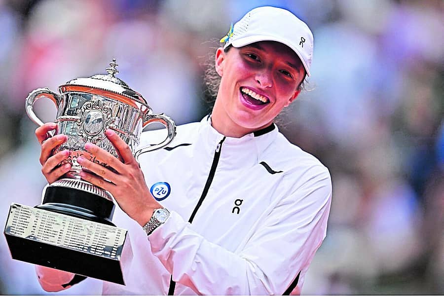 ಟ್ರೋಫಿಯೊಂದಿಗೆ ಸಂಭ್ರಮಿಸಿದ ಇಗಾ ಶ್ವಾಂಟೆಕ್ –ಎಎಫ್ಪಿ ಚಿತ್ರ