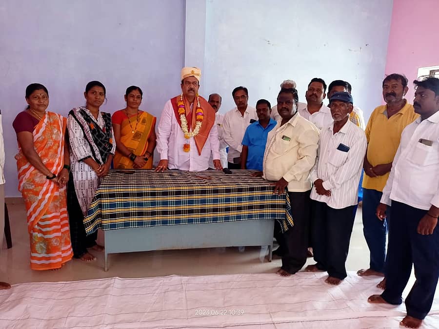 ಗದಗ ತಾಲ್ಲೂಕಿನ ನರಸಾಪೂರ ಗ್ರಾಮದ ಖಾದಿ ನಗರದ ವರಸಿದ್ಧಿ ವಿನಾಯಕ ದೇವಸ್ಥಾನದ ಸಮುದಾಯ ಭವನದಲ್ಲಿ ಖಾದಿ ನಗರದ ಹಿತರಕ್ಷಣಾ ಸಮಿತಿ ವತಿಯಿಂದ ಶಾಸಕ ಸಿ.ಸಿ.ಪಾಟೀಲ ಅವರನ್ನು ಸನ್ಮಾನಿಸಲಾಯಿತು