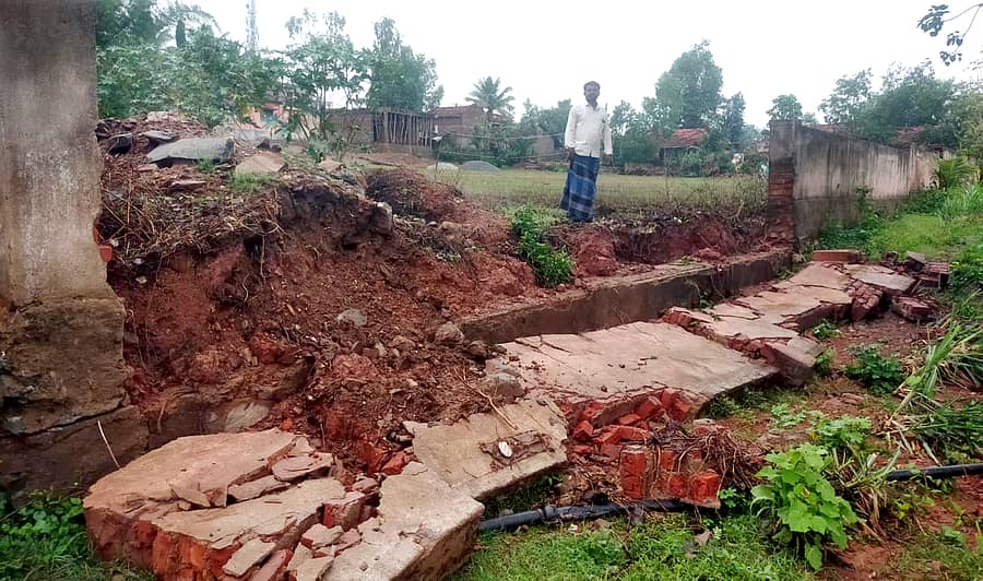 ಶಿಗ್ಗಾವಿ ತಾಲ್ಲೂಕಿನ ಕಲಕಟ್ಟಿ ಗ್ರಾಮದ ಕಿರಿಯ ಪ್ರಾಥಮಿಕ ಶಾಲೆ ಕಾಂಪೌಂಡ್ ಕುಸಿದು ಬಿದ್ದಿರುವ ದೃಶ್ಯ