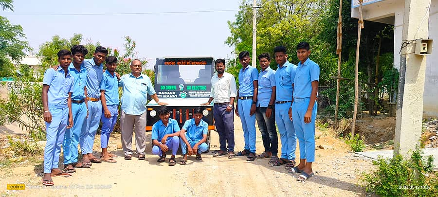 ಸೋಲಾರ್ ಎಲೆಕ್ಟ್ರಿಕ್ ವಾಹನದ ಜತೆಗೆ ಮಾನ್ವಿಯ ಬಸವ ಐಟಿಐ ಕಾಲೇಜಿನ ಪ್ರಾಂಶುಪಾಲ ತಿಪ್ಪಣ್ಣ ಹೊಸಮನಿ ಮತ್ತು ವಿದ್ಯಾರ್ಥಿಗಳು